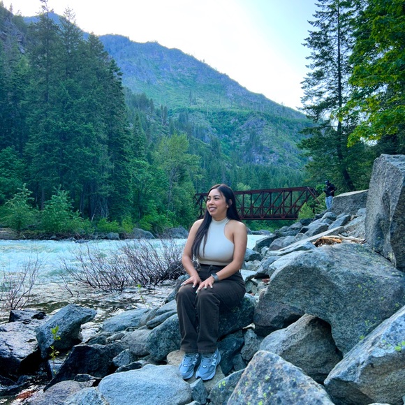 Meet your Posher, Cindy - Picture 1 of 1